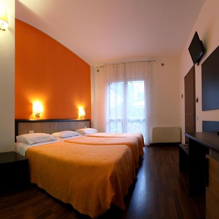 Lux Hotel Durante Milan Exterior photo