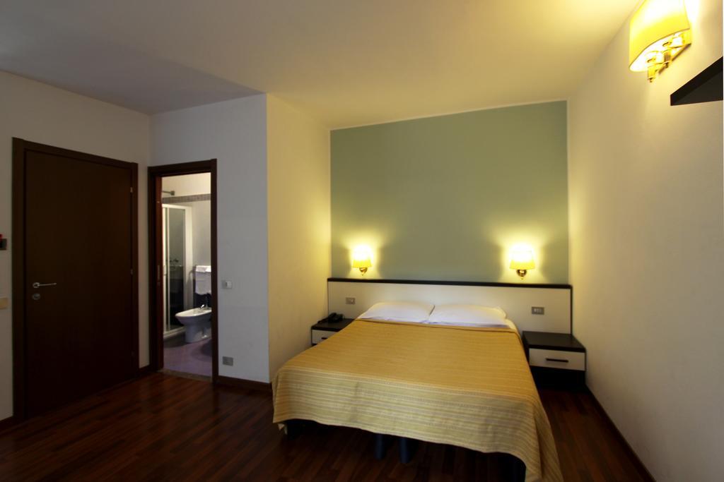 Lux Hotel Durante Milan Exterior photo