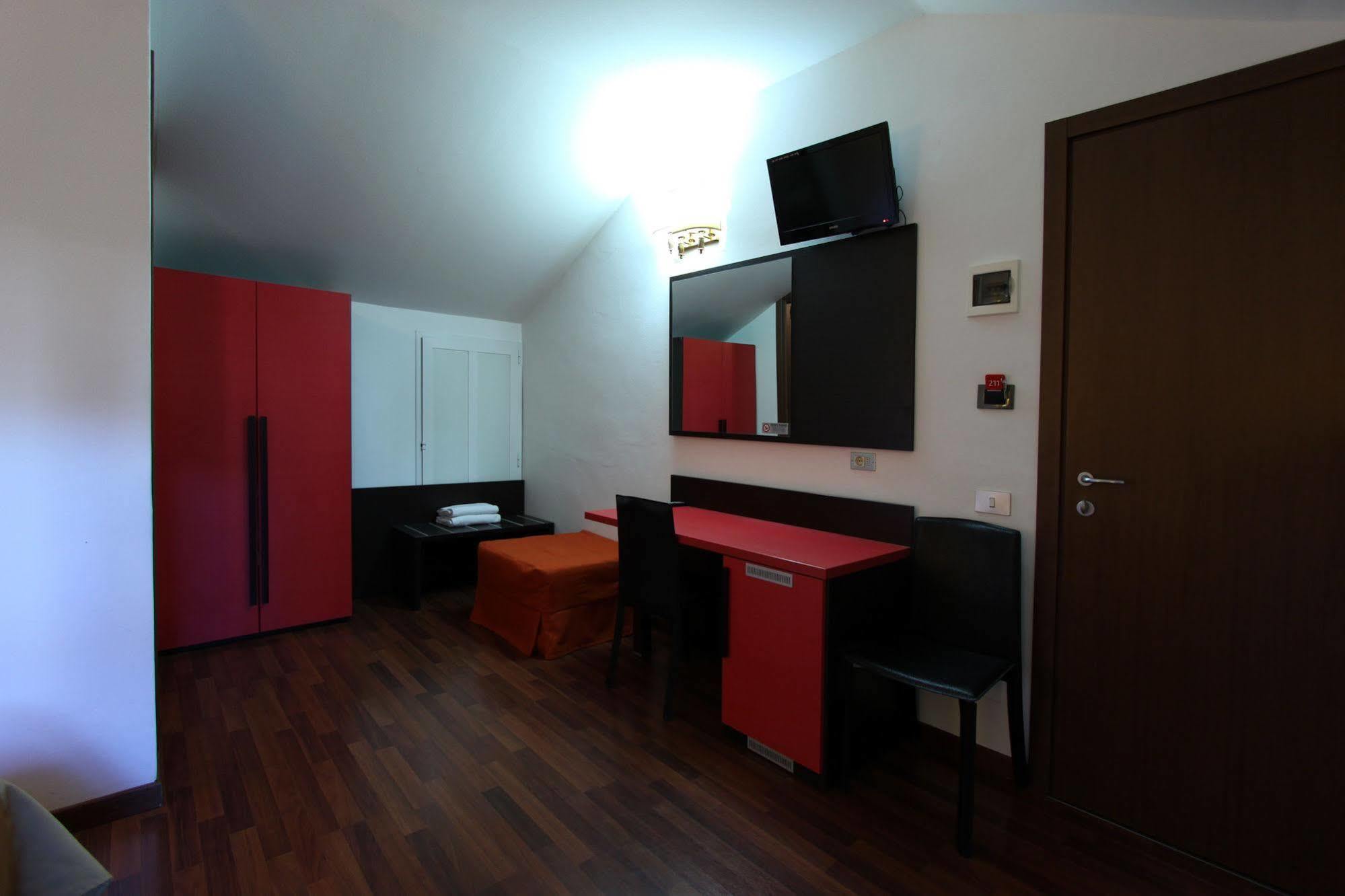 Lux Hotel Durante Milan Exterior photo