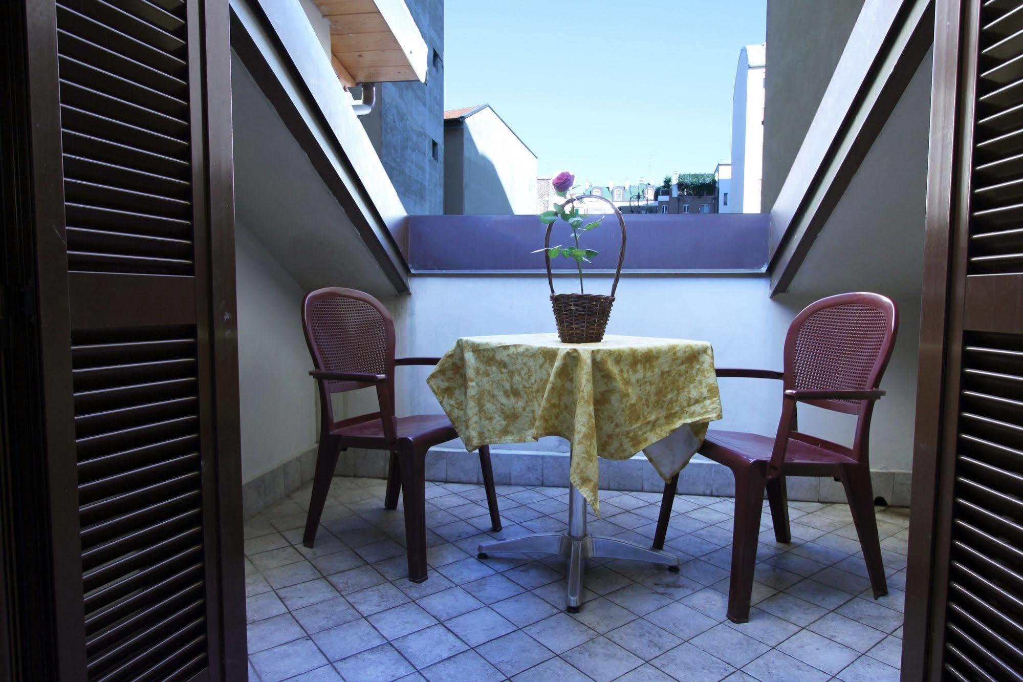 Lux Hotel Durante Milan Exterior photo
